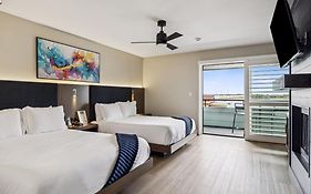 456 Embarcadero Inn & Suites